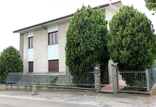 Casa Dusat In Accogliente Edificio Nel Centro Di Monforte Монфорте-д'Альба Экстерьер фото